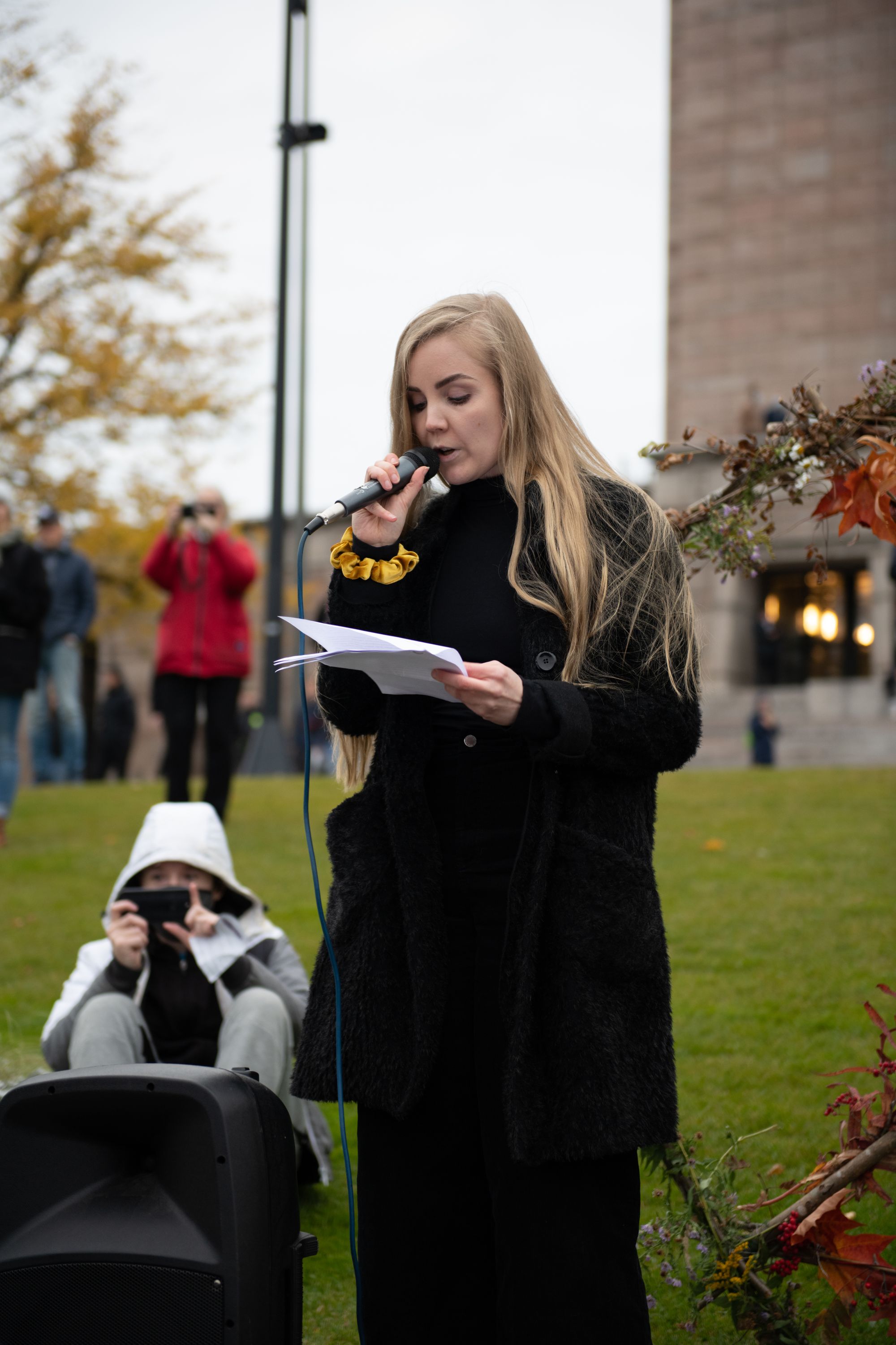 Kuva/Veera Kontula. Kuvassa syyskapinan avauspuhetta pitämässä Katri Jurvakainen.